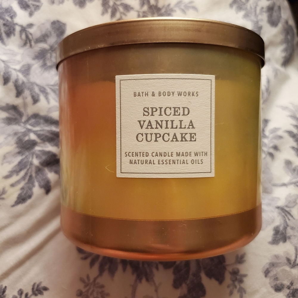 Bath and Body Works Spiced Vanilla Cupcake 3-Wick Candle - Picture 3 of 7
